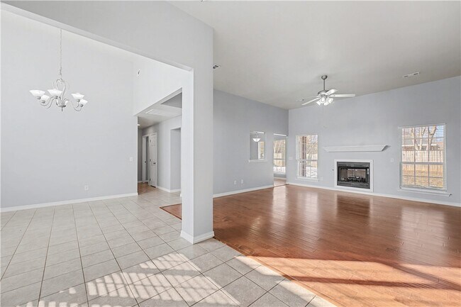 Foto del edificio - 585 Lynn Dr