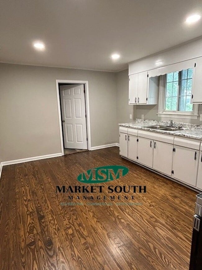 Building Photo - Remodeled home in East Savannah!