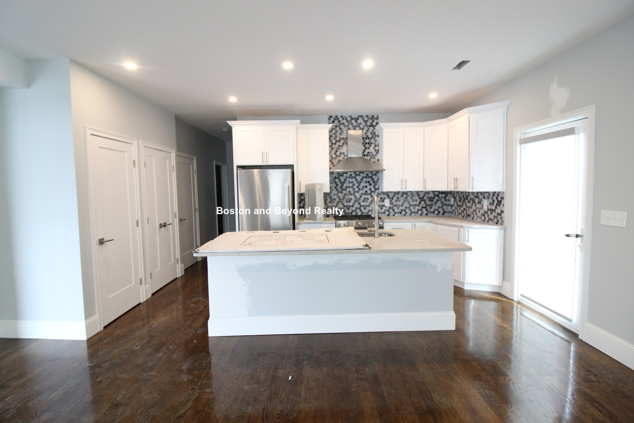 Primary Photo - 115 Gladstone St