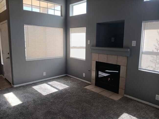 Foto del edificio - Stunning 5 bedroom, 3 bathroom in Rio Rancho! Showings available NOW!