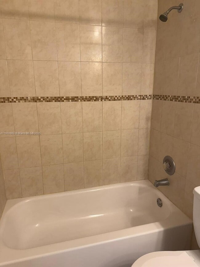 Foto del edificio - 8290 Lake Dr