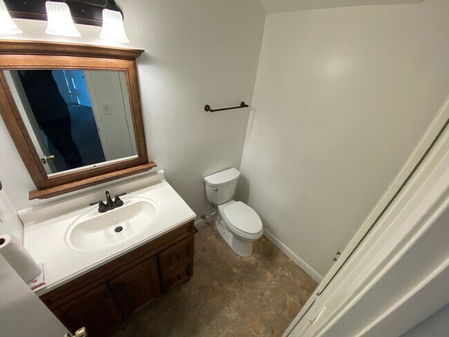 Building Photo - 3 Bedroom, 1.5 Bath House