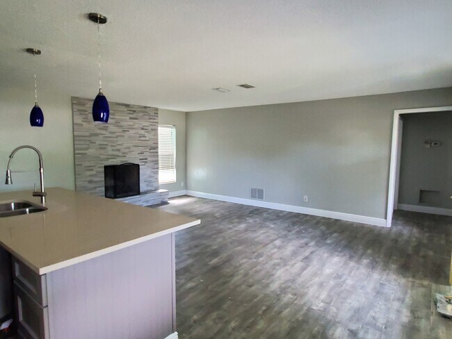 Building Photo - Large 4x2 Home in Conway area