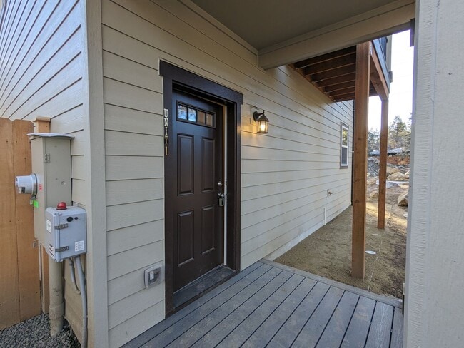 Building Photo - Nearly new 2 bedroom 1 bath detached ADU with a double-car garage and a private fenced backyard