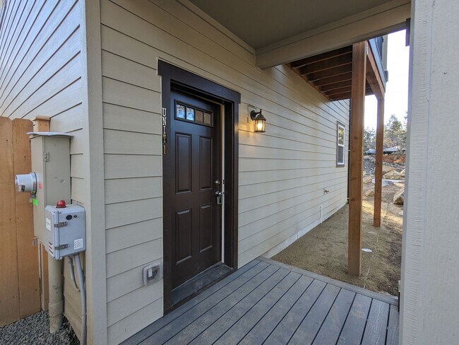 Foto del edificio - Nearly new 2 bedroom 1 bath detached ADU with a double-car garage and a private fenced backyard