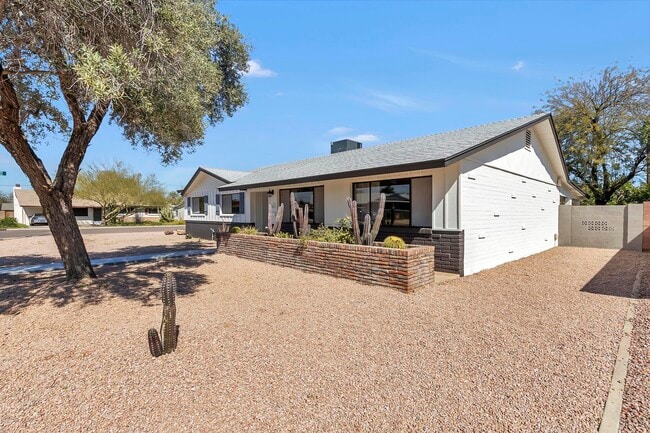 Building Photo - 1007 S Parkside Dr