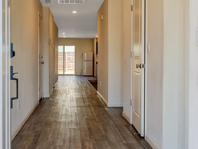 Building Photo - 4 Bedroom Single Family Home in Tulare