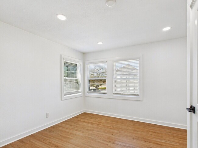 Building Photo - 607 Foch St