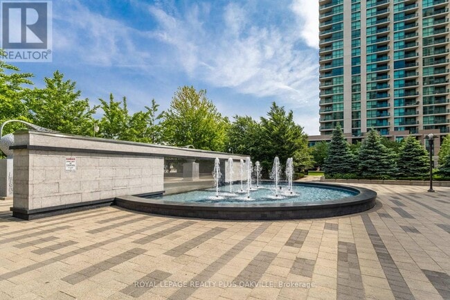 Photo du bâtiment - 215-2215 Sherway Gardens Rd