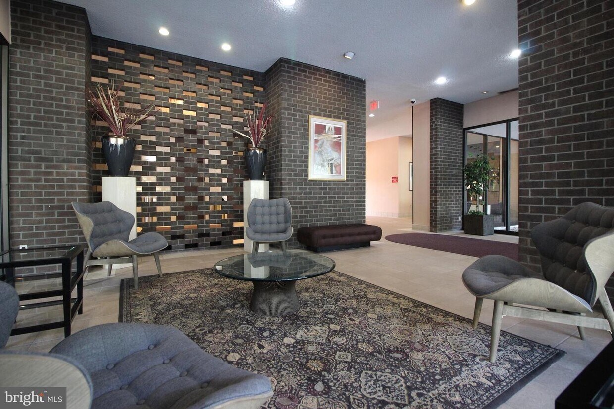 Foto principal - 250 S Reynolds St