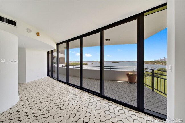 Foto del edificio - 720 NE 69th St