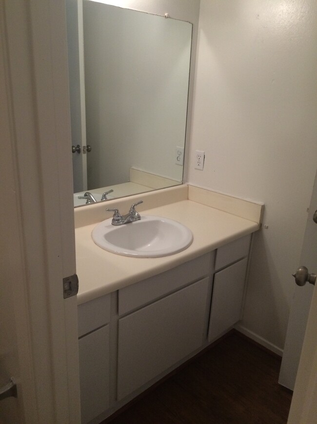 Foto del edificio - Spacious 2-Bedroom Unit with Vinyl Plank F...