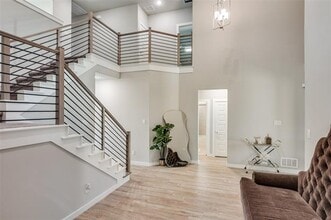 Building Photo - 352 Community Dr