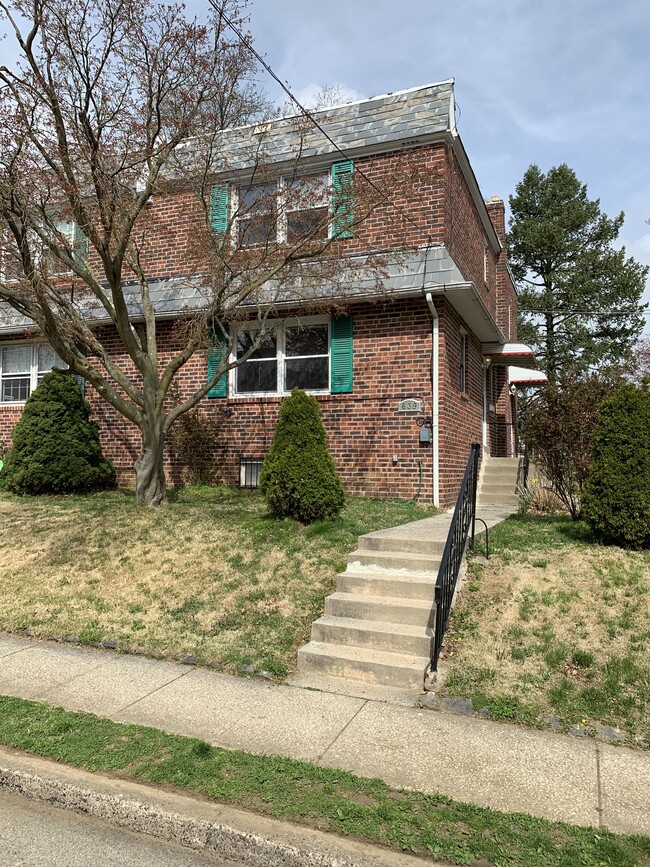 Building Photo - 639 Barnes St