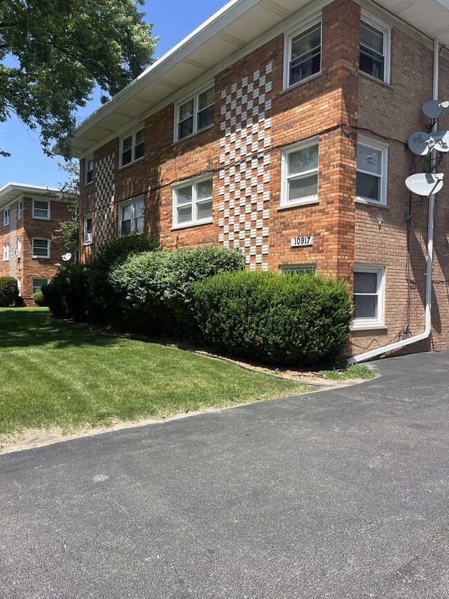 Building Photo - 10917 S Lloyd Dr