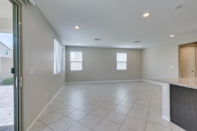 Building Photo - MOUNTAINS EDGE 3 BEDROOM HOME!