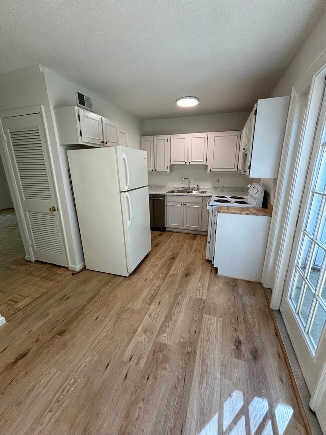 Kitchen - 3906 Overbrook Dr