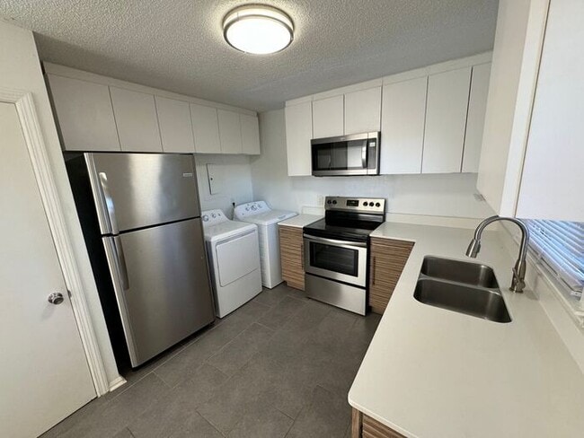 Building Photo - Adorable 2 Bed 1 Bath Town Home at Lupton Flats