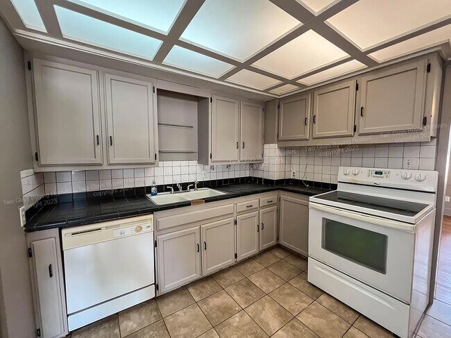 Building Photo - 1041 W Portland St