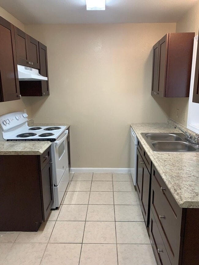 Building Photo - Newly refreshed 2BD/2BA duplex in Eagle La...
