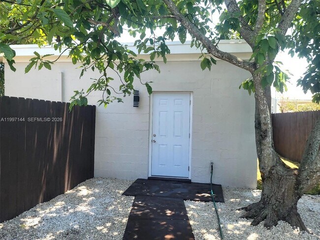 Foto del edificio - 1720 NW 180th Terrace