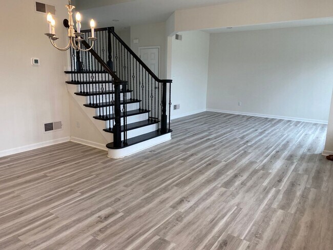 Building Photo - Gorgeous 5 bedroom, 3 bathroom Single Fami...