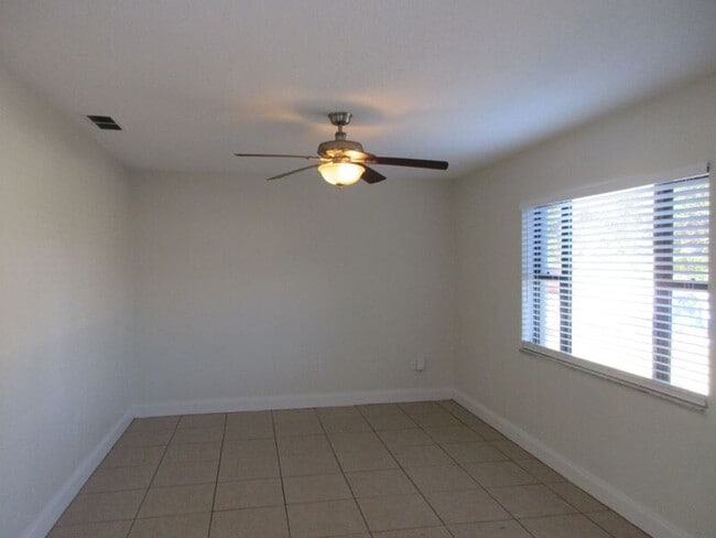 Building Photo - 717 Hillview Dr