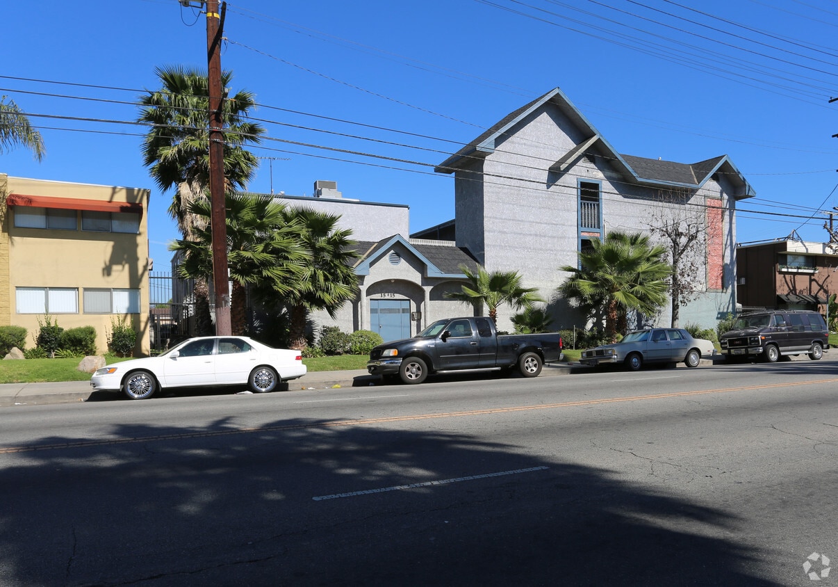 Primary Photo - 15415 Vanowen St