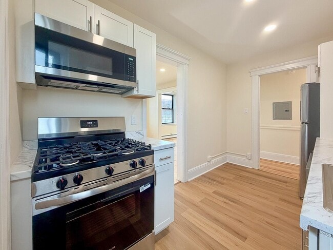 Building Photo - 327 8th St