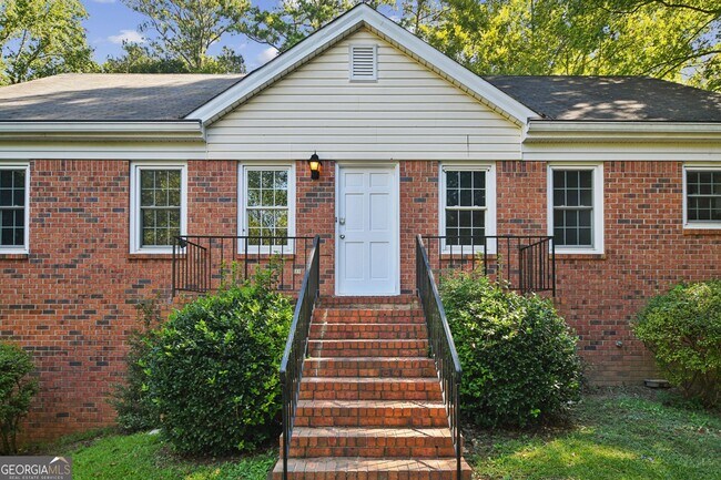 Foto del edificio - 5659 Whispering Pines Rd