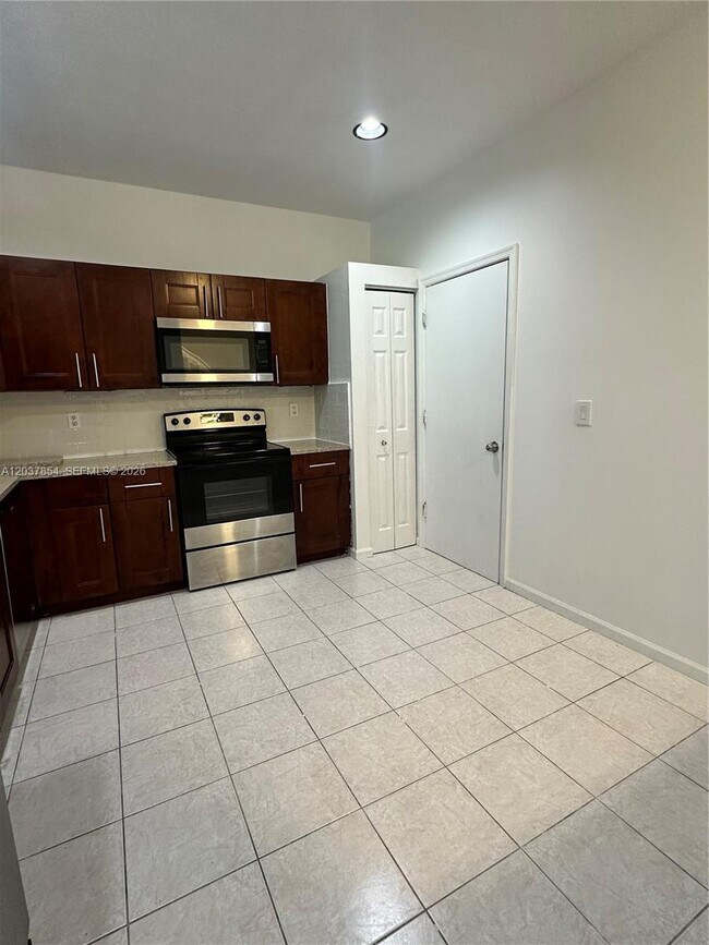 Foto del edificio - 5541 NW 90th Terrace