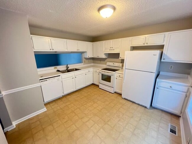 Building Photo - Great Townhouse Near Duke AVAILABLE NOW!