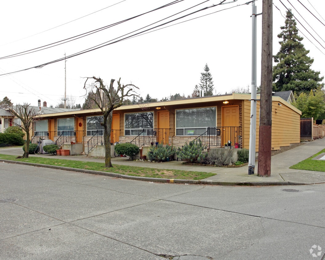 Primary Photo - 4500 6th Ave NW