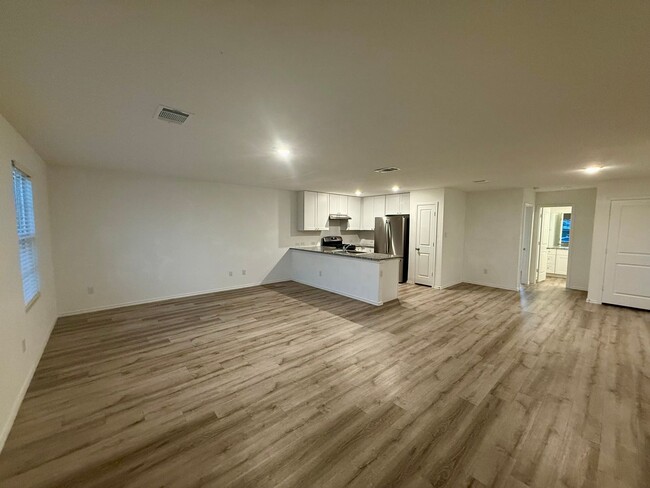 Building Photo - 4 bedroom, 2 bathroom home in South San An...