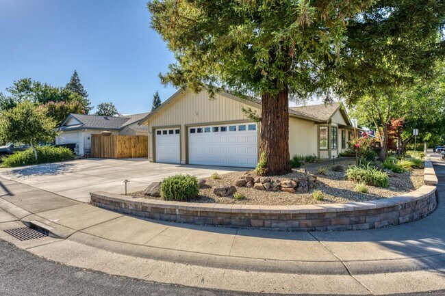 Building Photo - Roseville single level home with heated SW...