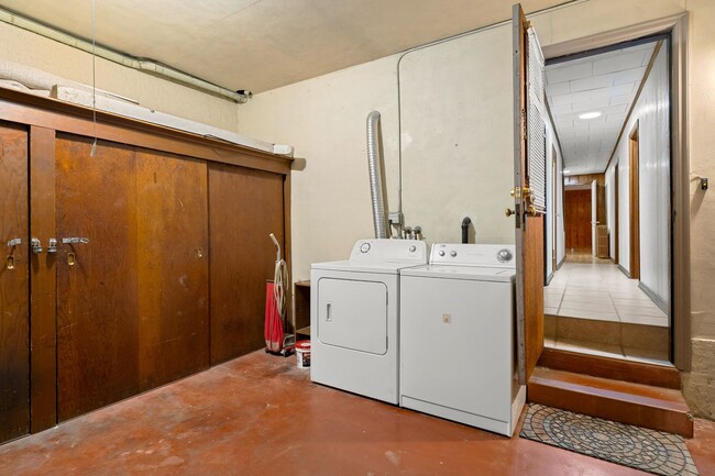 Building Photo - Charming 1940s Lower-Level Apartment with ...