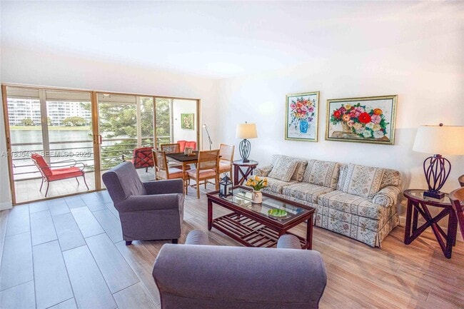 Building Photo - 2751 N Palm Aire Dr