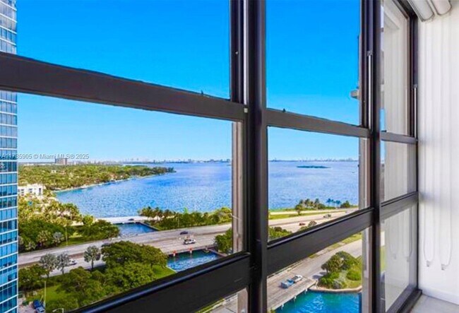 Foto del edificio - 600 NE 36th St