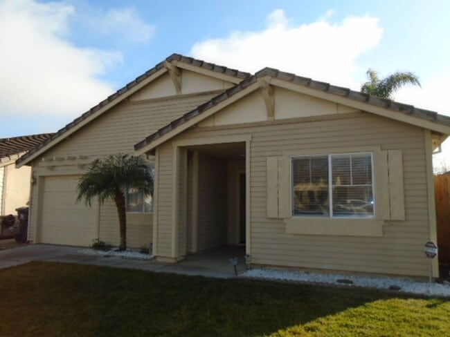 Building Photo - NICE SINGLE STORY 3 BEDROOM & 2 BATH IN DA...
