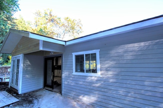 Building Photo - 142 Redwood Dr