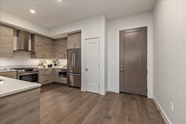 Foto del edificio - COME HOME TO REFINED DOWNTOWN LUXURY CONDO...