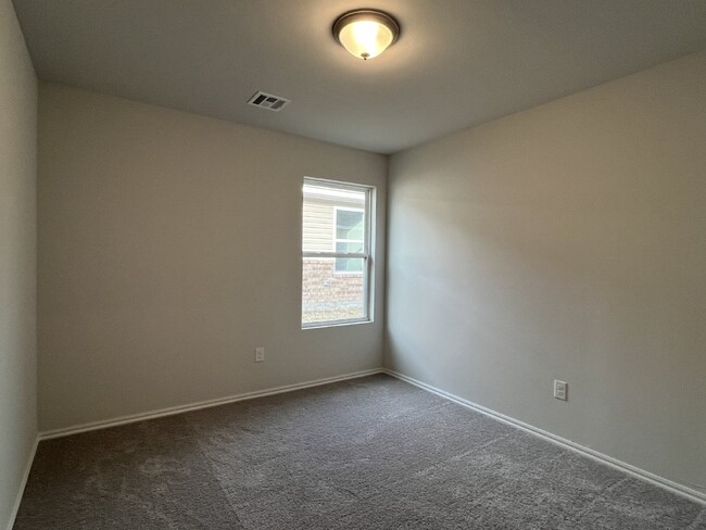 Foto del edificio - "ROOMMATE Wanted"