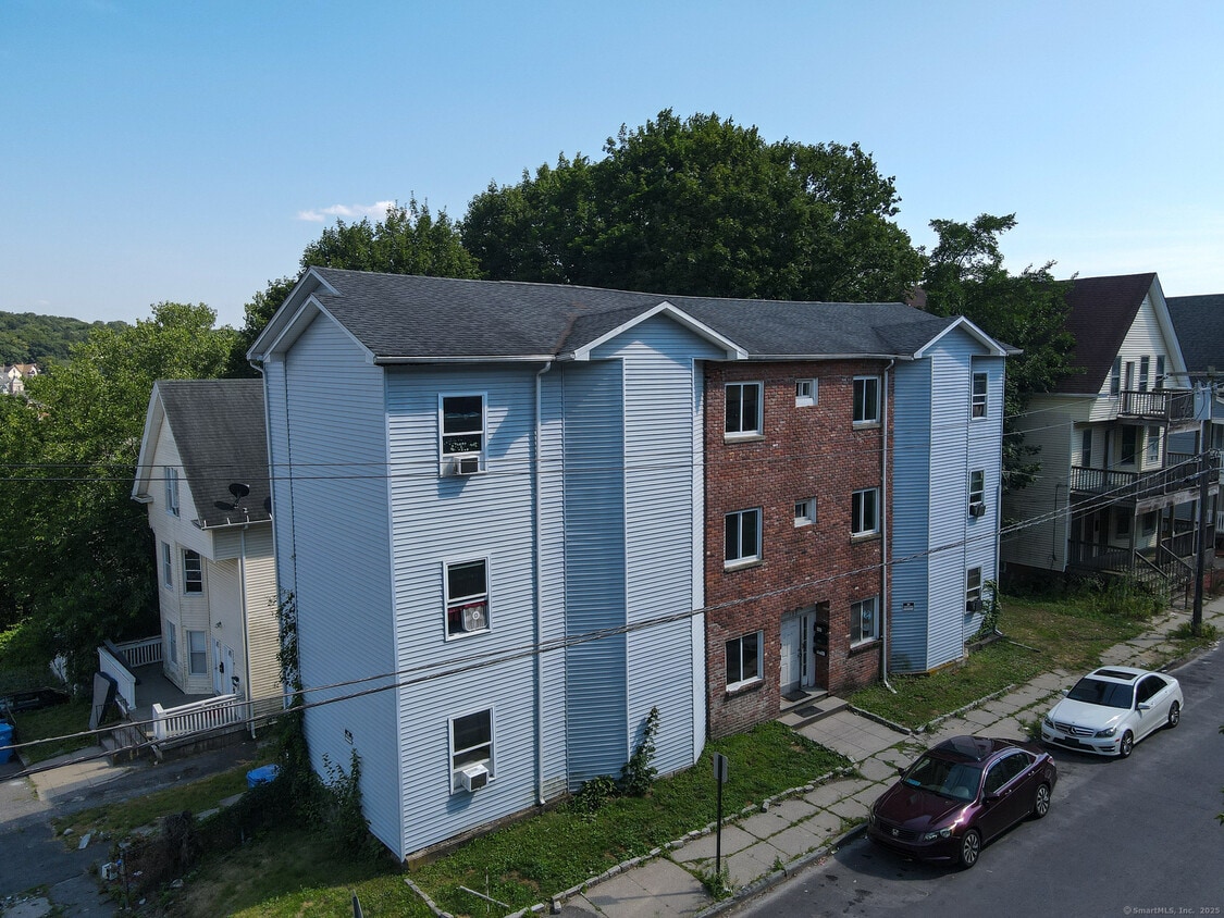 Primary Photo - 132 Easton Ave