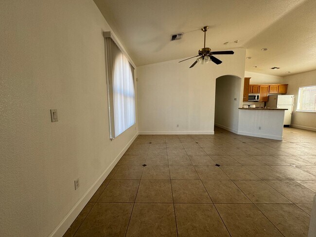 Foto del edificio - 3br 2ba Home with Garage and Yard near Rot...