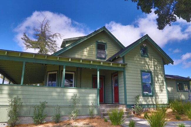 Building Photo - Fully Furnished 3 Bed/2 Ba + Bonus Room House