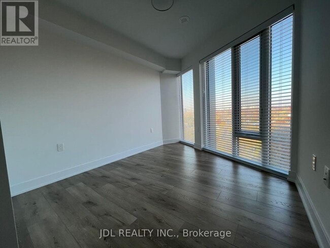 Photo du bâtiment - 575-1575 Bloor St E