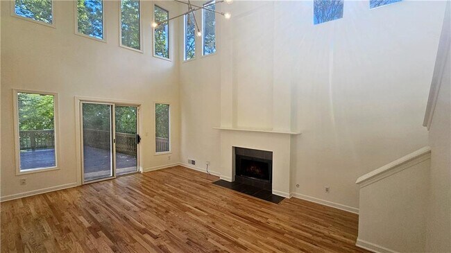 Building Photo - 1086 Pine Grove Ave NE