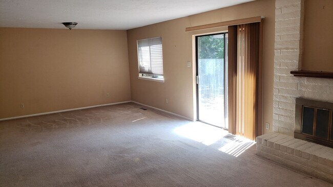 Building Photo - ACADEMY ACRES 4/BD 2/BA  2/CG
