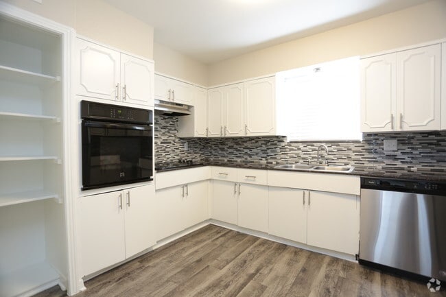 1044 sq.ft. 2 bed/1 bath (Renovated) - The Landmark at Alamo Heights