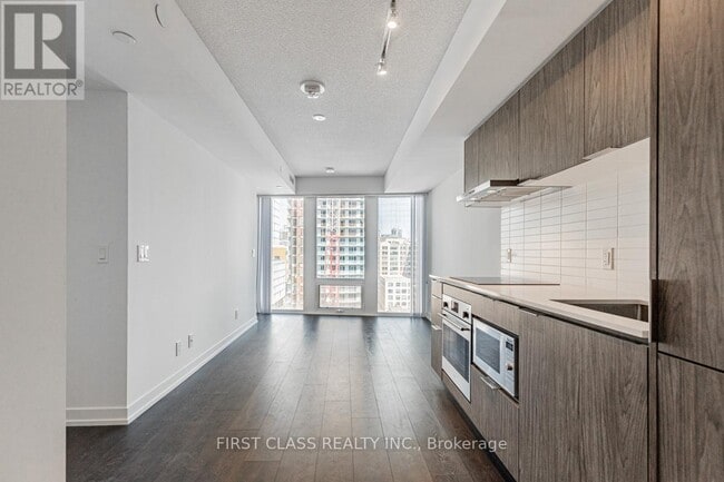 Building Photo - 60 Shuter St